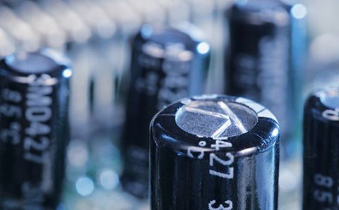 哪些材料會影響超級電容器的性能？