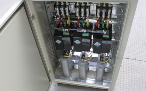 如何快速識別電容器組中有故障的低壓電容器？